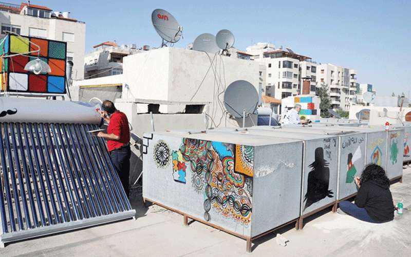 فنان أردني يحول سطح المنزل لمشروع