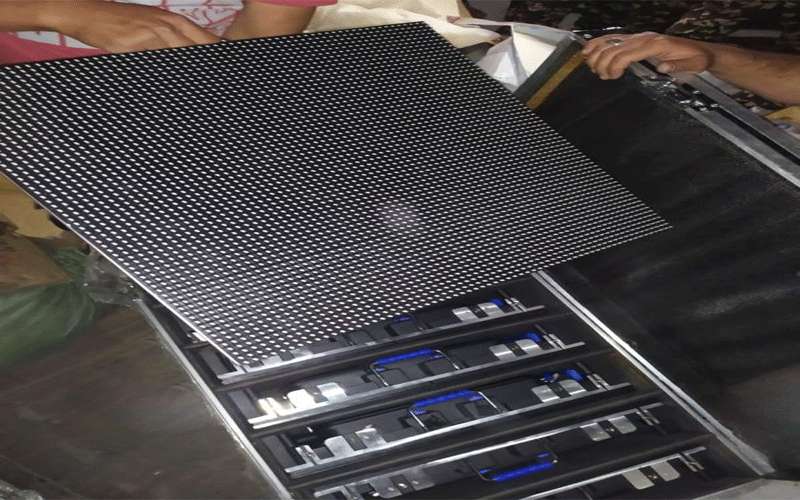 الجمارك تحبط تهريب حاوية شاشات والبسة