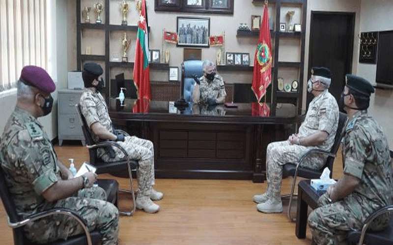 الملك يزور قيادة لواء الملك الحسين