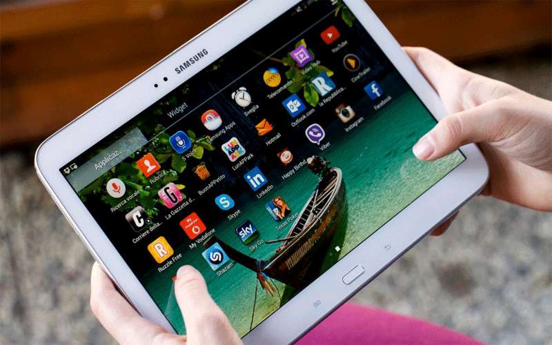 توزع 1140 تابلت على طلبة الجامعات