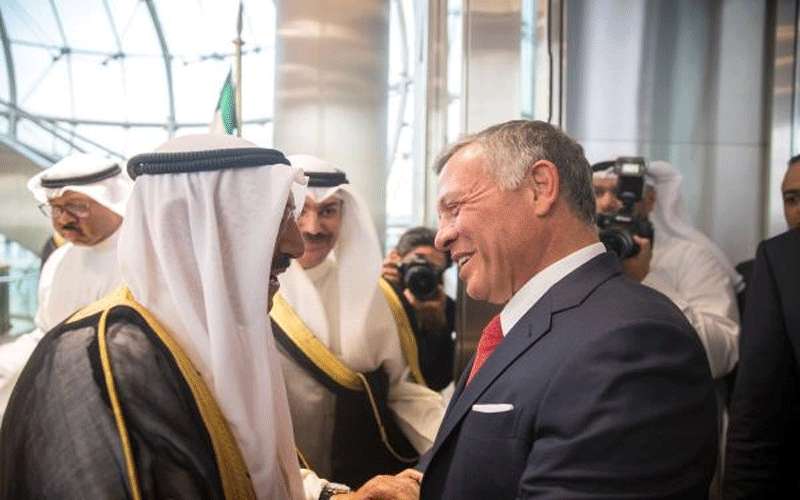 الملك وأمير الكويت يبحثان اخر المستجدات