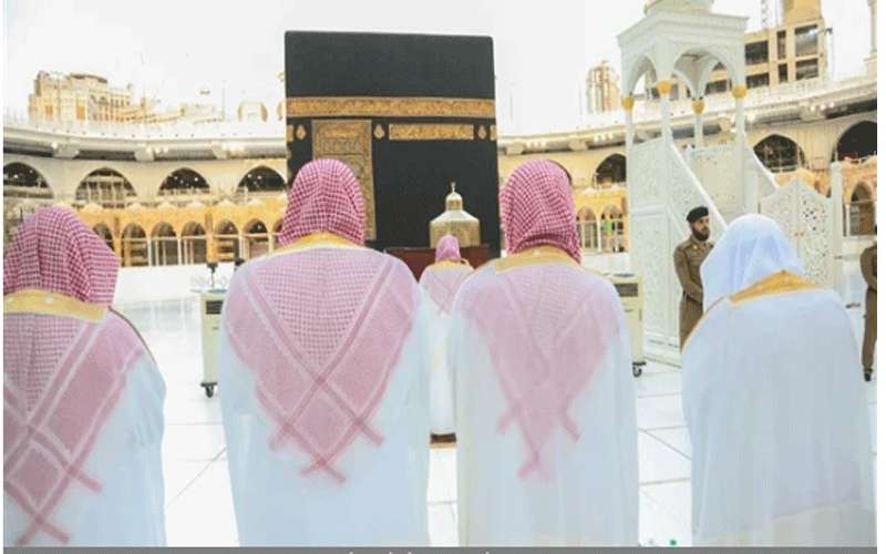 بالصور .. إقامة صلاة عيد الفطر