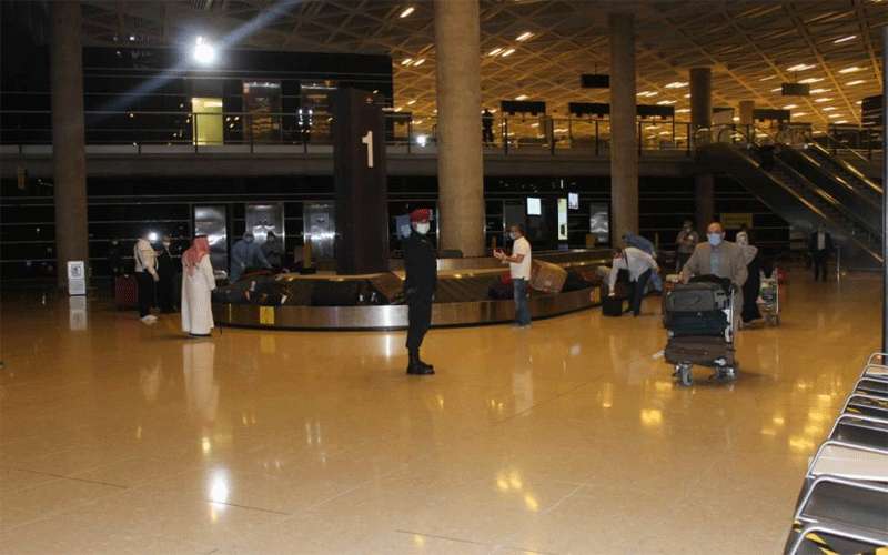 بالصور.. وصول طائرة من قطر على