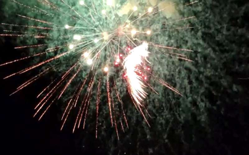 الالعاب النارية تضيء سماء المملكة احتفالا