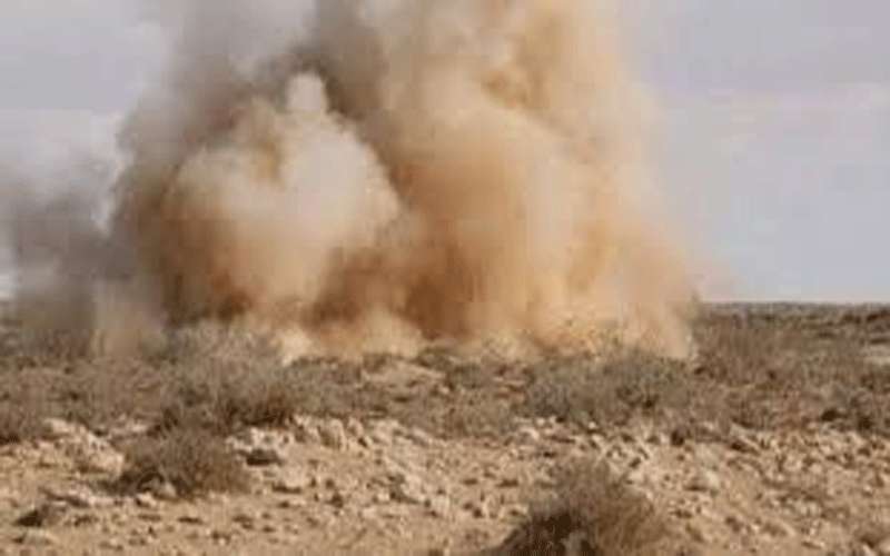 انفجار لغم يودي بحياة وافد واصابة