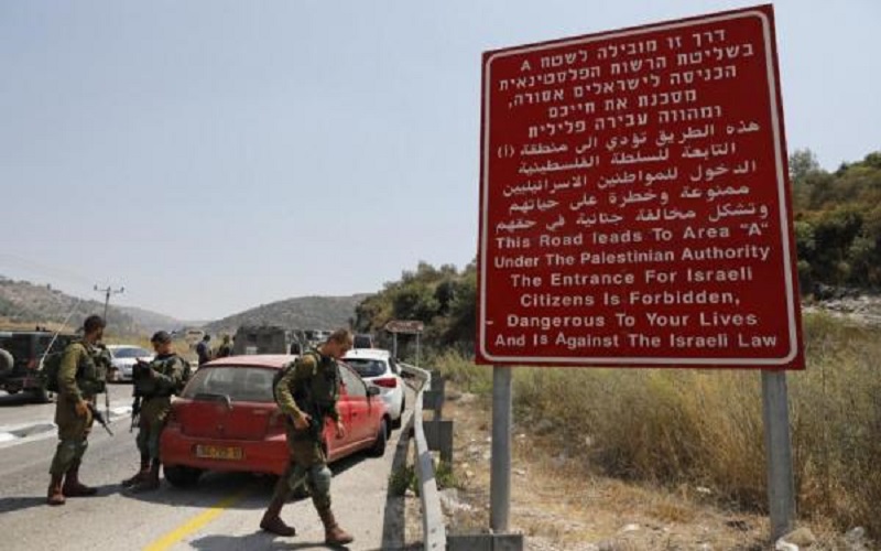الاحتلال يزيل إشارات تمنع دخول مستوطنين