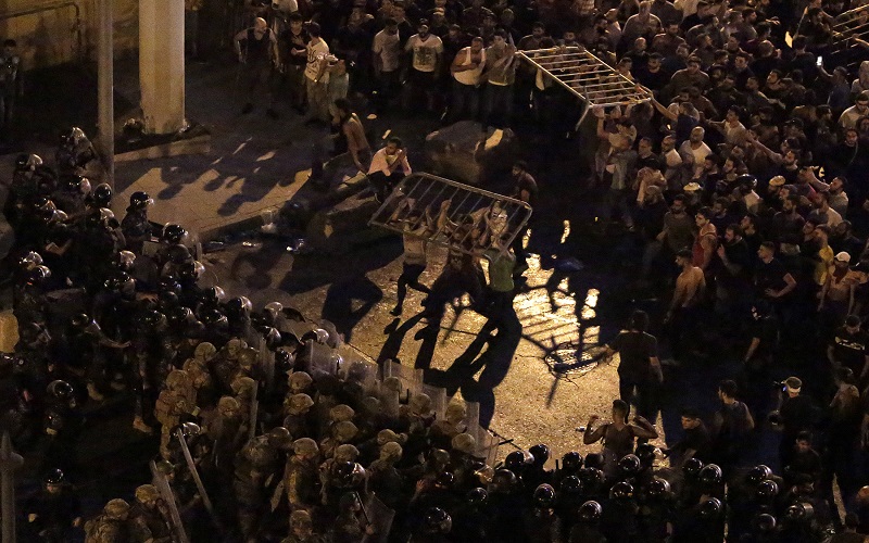 اندلاع مواجهات بين المتظاهرين وقوى الامن