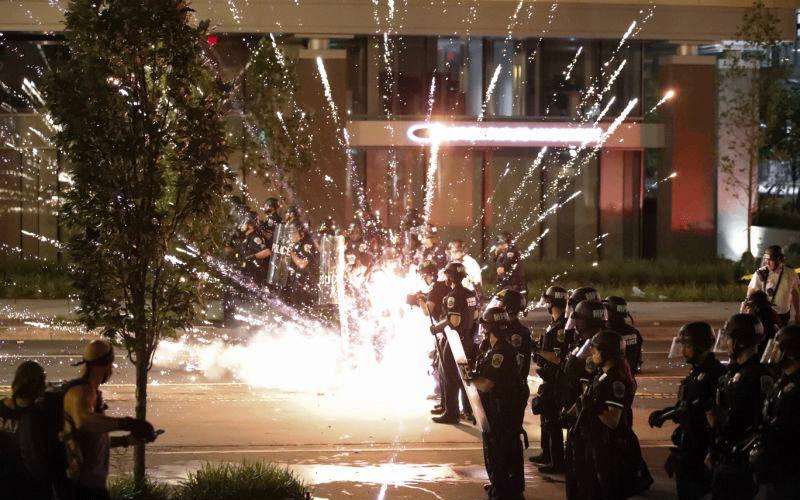 شغب واسع أمام البيت الأبيض -