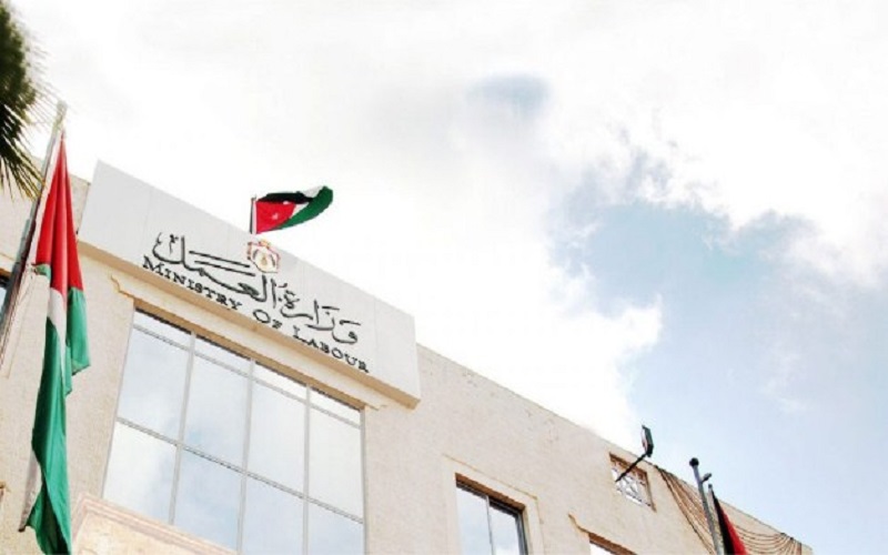 العمل تطلق خدمة نظام التصاريح الالكترونية..