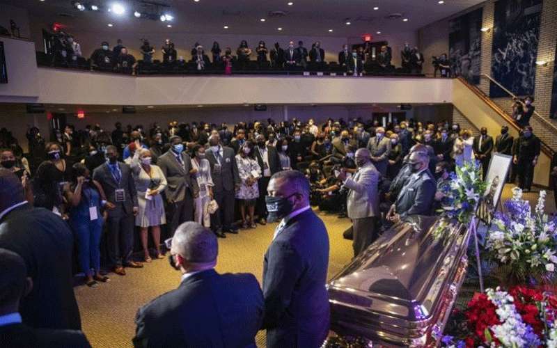 مئات الأميريكيين يشاركون في تأبين فلويد