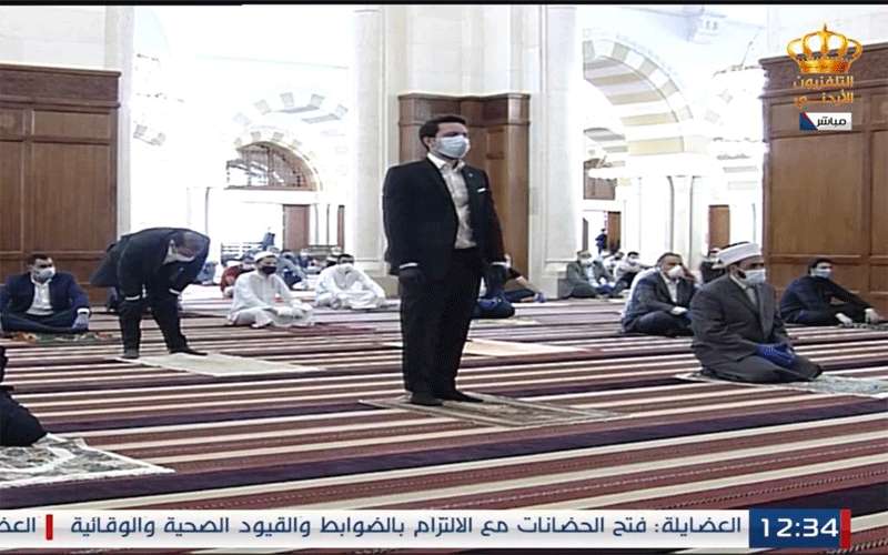 ولي العهد يؤدي صلاة الجمعة من