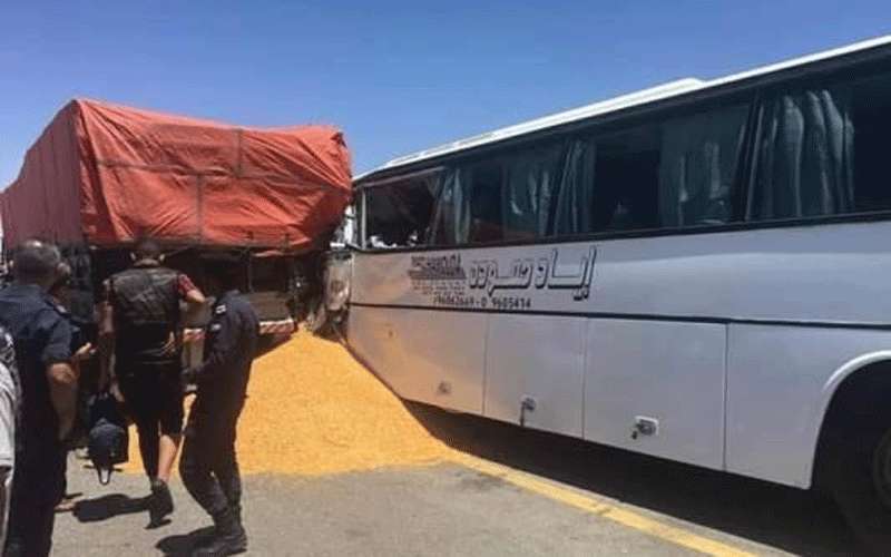 19 إصابة بتصادم شاحنة وحافلة على