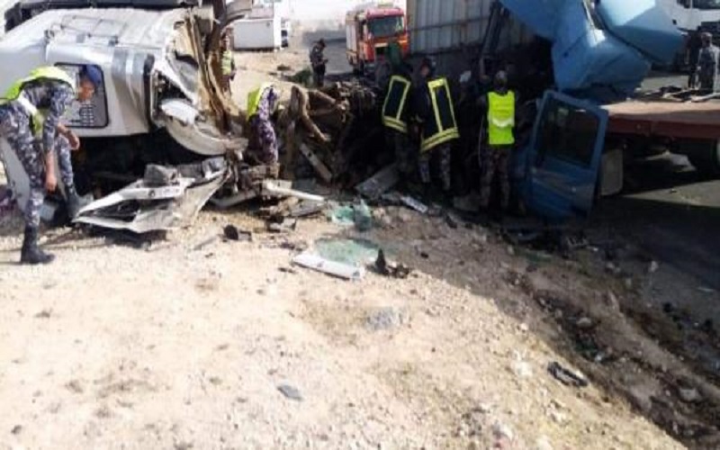 5 اصابات بتصادم شاحنتين على الطريق