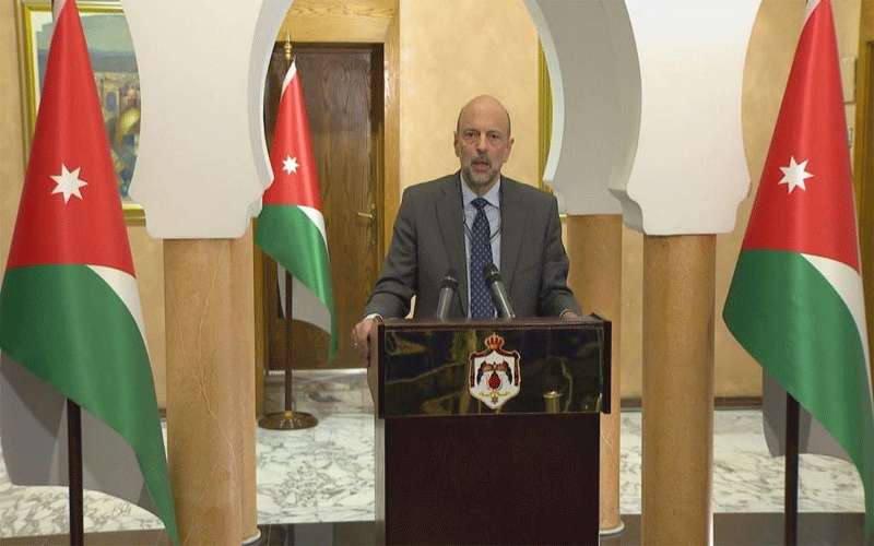 الرزاز للأردنيين: إيرادات الحكومة تقلصت 550