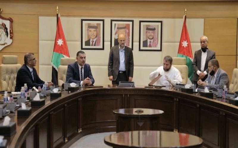 الرزاز يشهد توقيع اتفاقيات لتشغيل 735