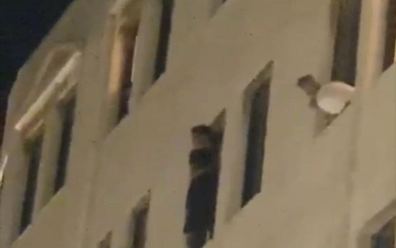 شاب يهدد بالانتحار بالقاء نفسه من