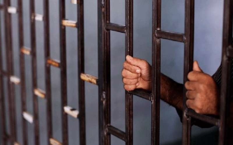 السجن لرجل وطليقته سرقا سائقا وابتزاه