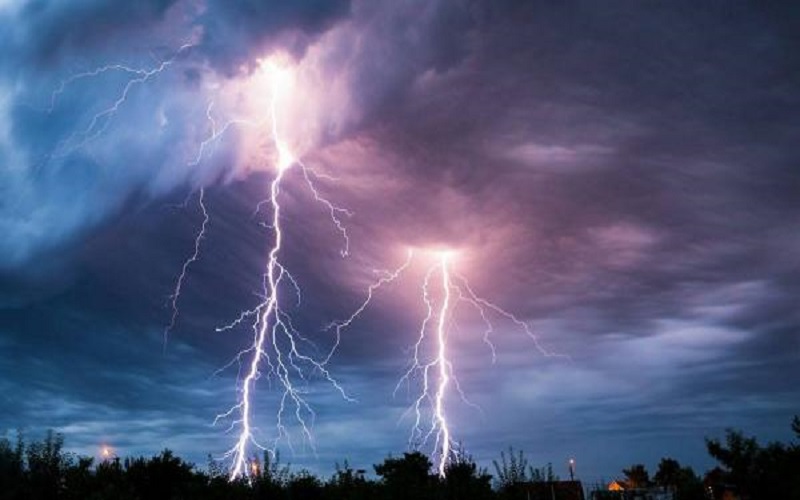البرق يتسبب بمقتل 83 شخصا شرق