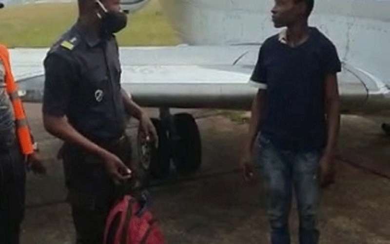 طفل يختبئ في محرك طائرة للسفر