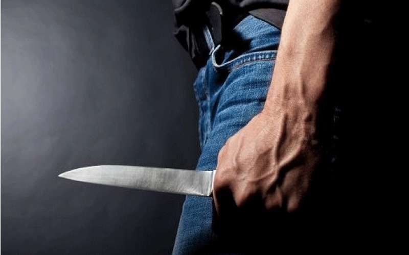 مقتل عشريني متأثرا بإصابته طعنا في