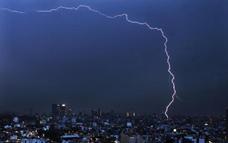 صاعقة برق تودي بحياة 32 شخصا
