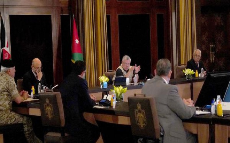 الملك يدعو للتوسع في صناعات ذات