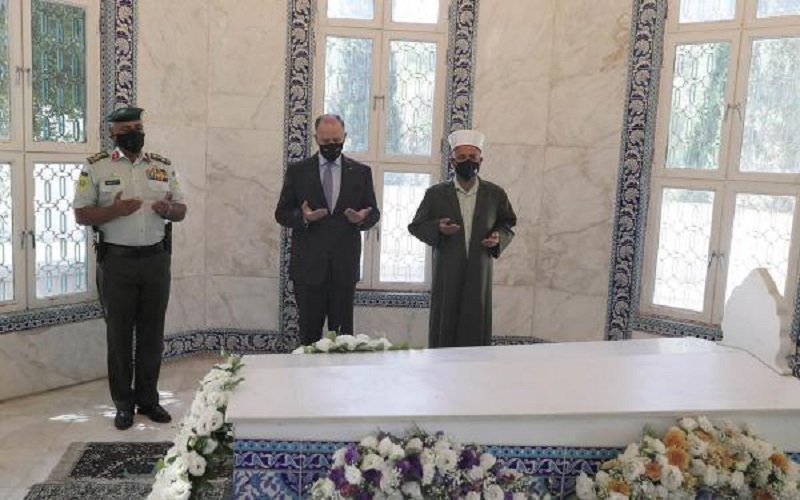 الأميران فيصل ورعد يزوران ضريح الملك