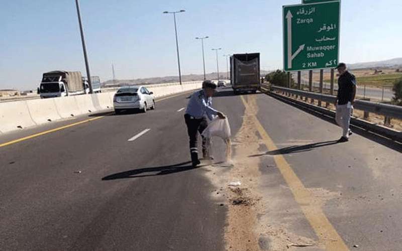 إنسكاب حمولة شاحنة ديزل على طريق