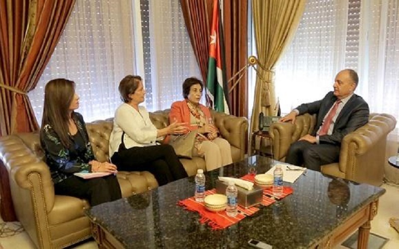 العضايلة يلتقي وفدا من جمعية النساء