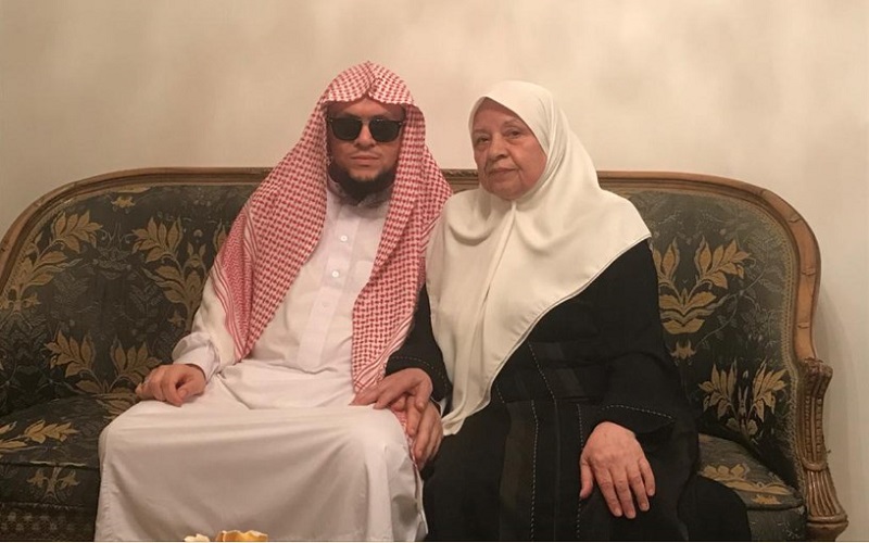 الستينية أم حاتم ترافق ابنها الضرير