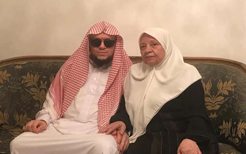 اردنية ستينية ترافق ابنها الضرير يوميا