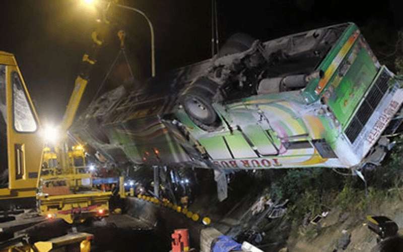 صيني مكتئب يتسبب في انقلاب حافلة