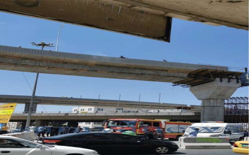 محاولة انتحار شاب من أعلى جسر