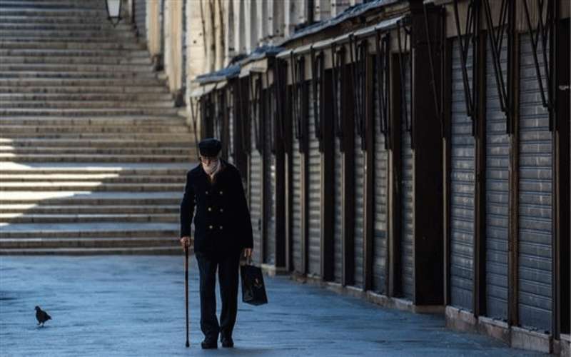 فرنسا تفرض وضع الكمامات في الأماكن