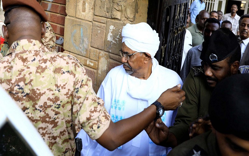 الرئيس السوداني المعزول يرفض ارتداء زي