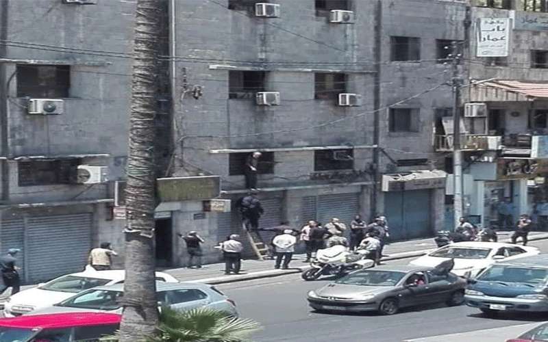 مواطن يهدد بالانتحار في وسط البلد