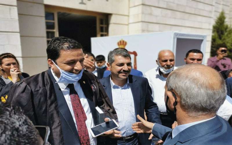 المدعي العام يخلي سبيل الكاتب احمد