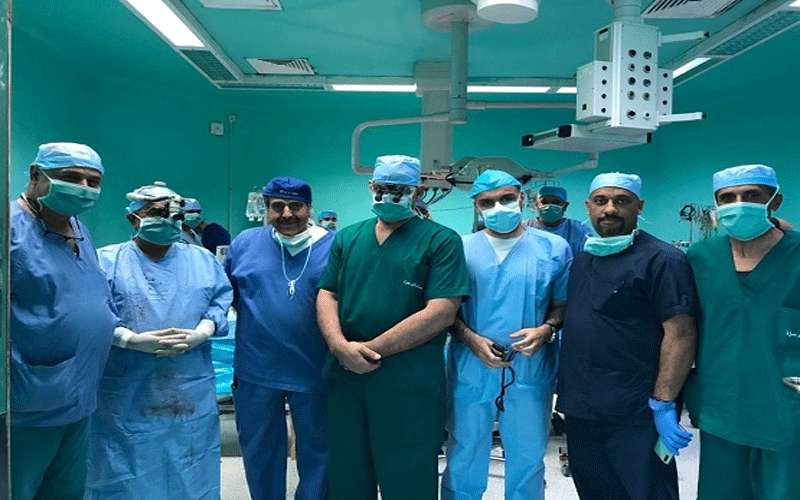 وزير الصحة يجري عملية قلب مفتوح