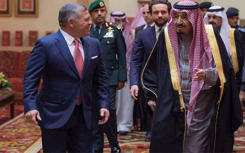 الملك يطمئن على صحة خادم الحرمين