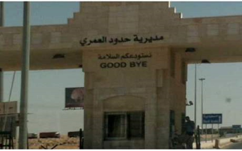 وفاة سائق شاحنة دهسا بعد محاولته