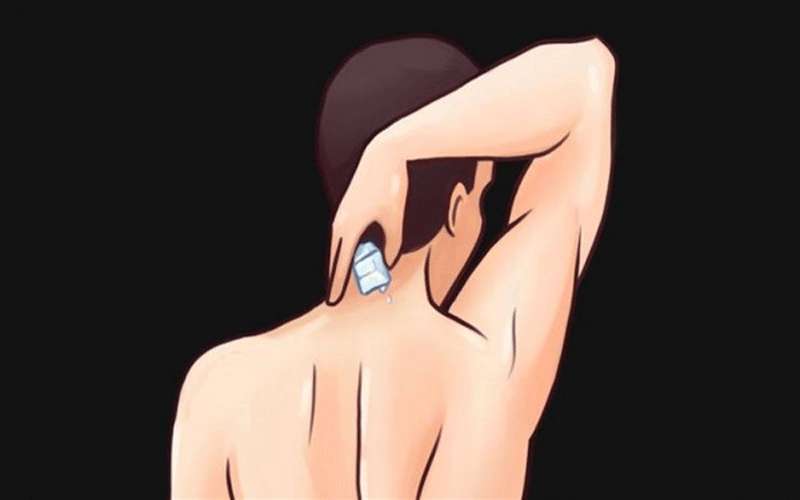 ضع مكعب ثلج على رقبتك لمدة