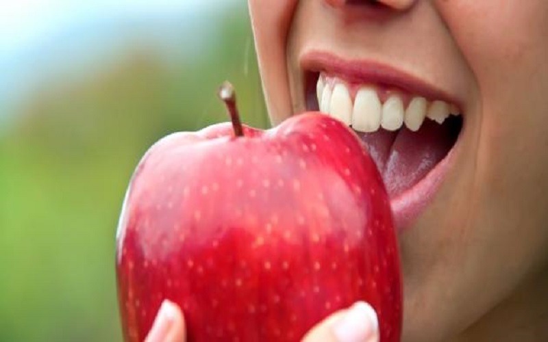 7 أطعمة تبيض الأسنان طبيعيا