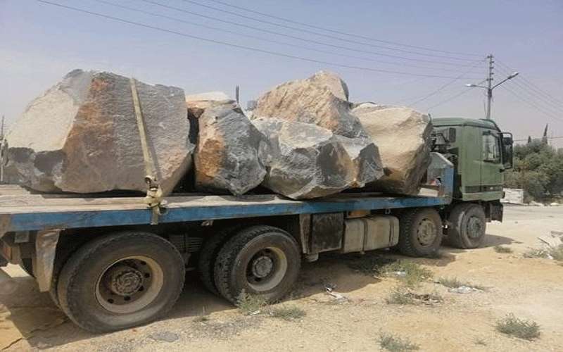 ضبط شاحنتين محملتين بالبازلت في الهاشمية