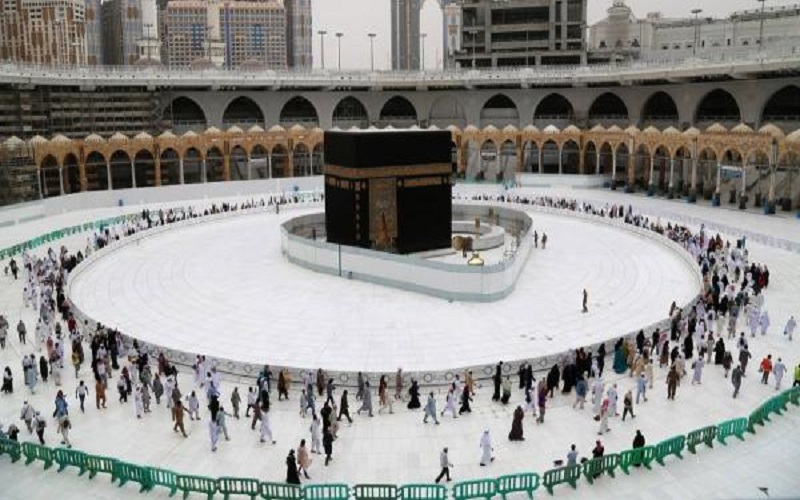 الحجاج يمضون ساعات العزل الأخيرة عشية