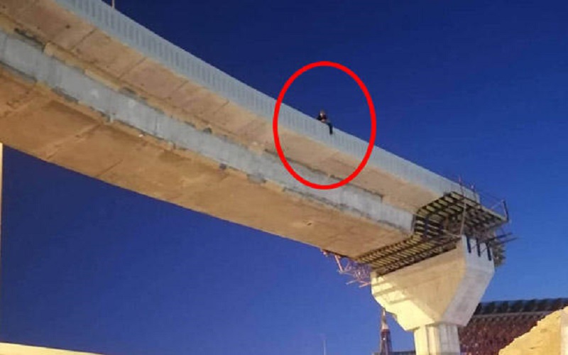 شاب يهدد بالانتحار من جسر المدينة