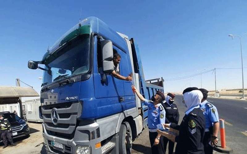 الأمن يقدم الحلوى وبطاقات المعايدة للمواطنين