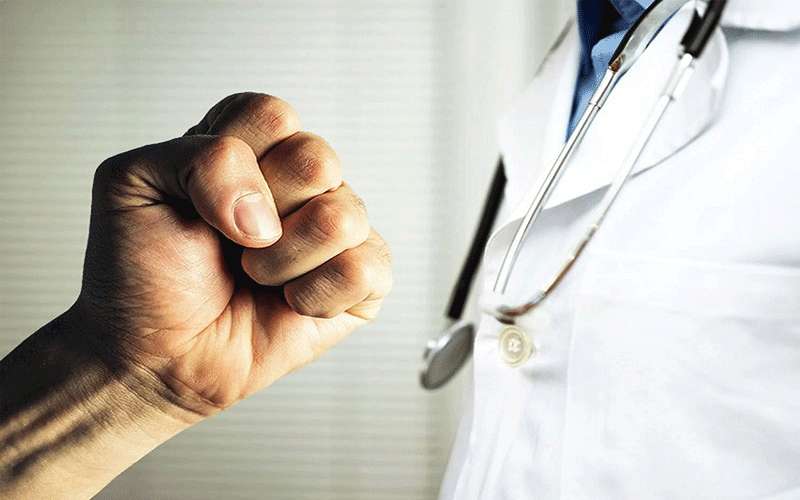 مرافق مريض يعتدي على طبيب في