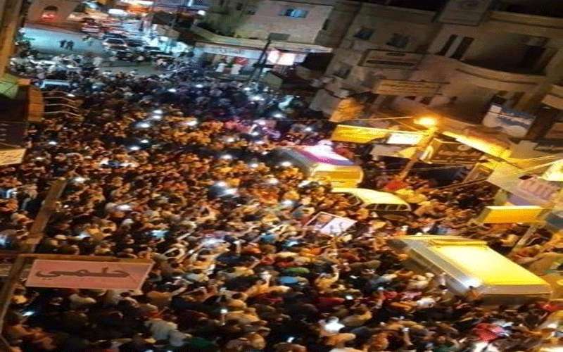مواطنون بالالاف في الشوارع.. والمعلم هو