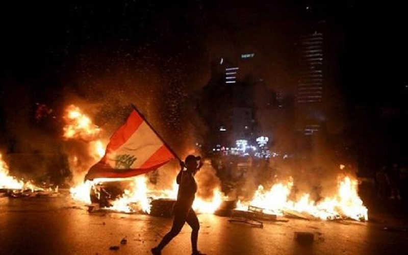 حريق قرب البرلمان اللبناني