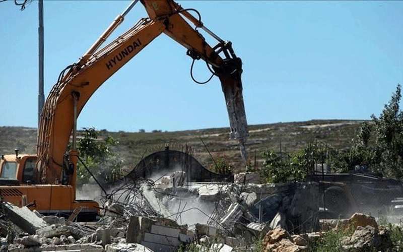 الاحتلال يجبر فلسطينيا على هدم منزله